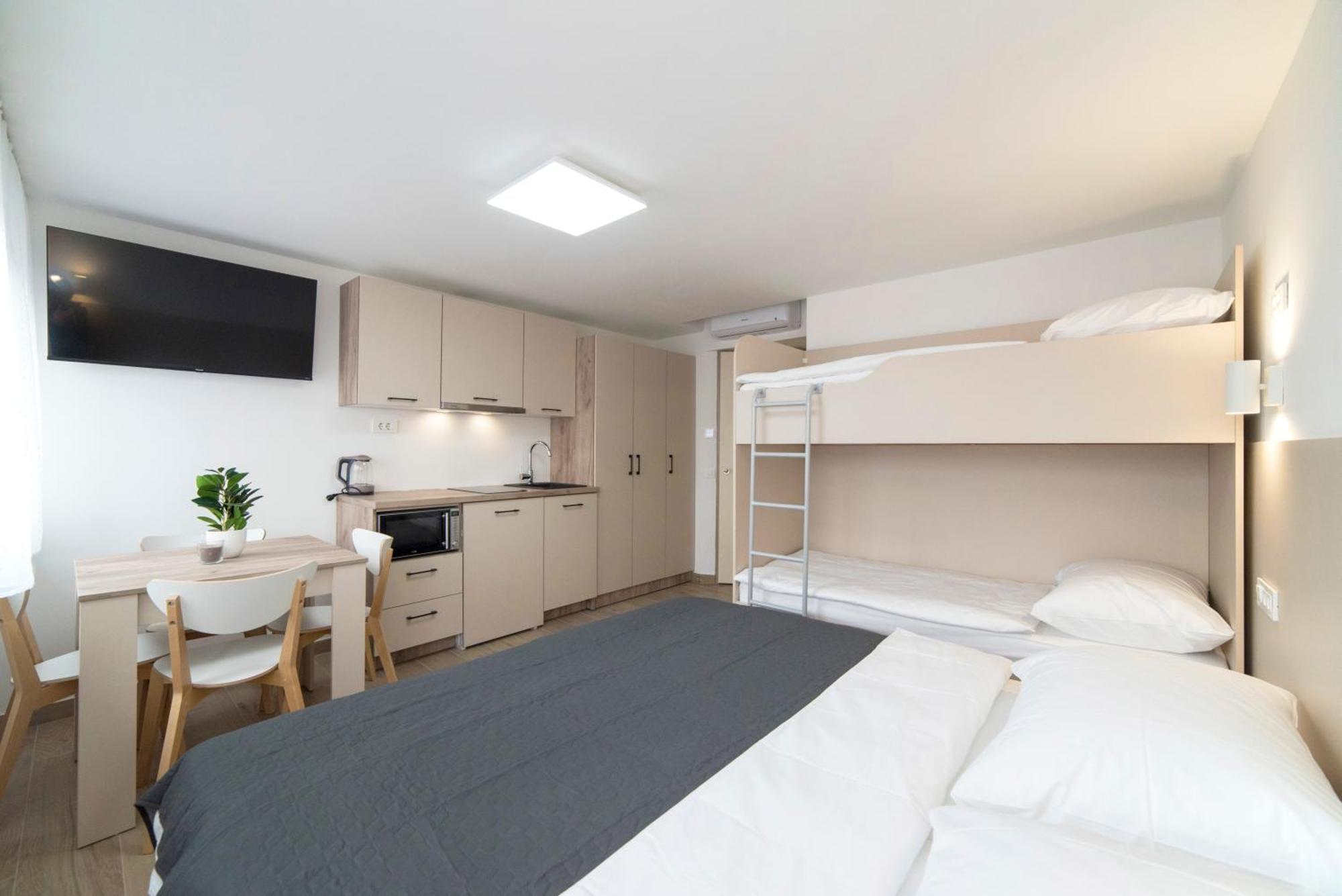 זאגרב Apartments Pamer, 4Th Floor, No Elevator מראה חיצוני תמונה